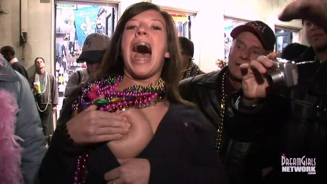 Gorgeous College Chicks Flash and make out with Strangers on Bourbon St